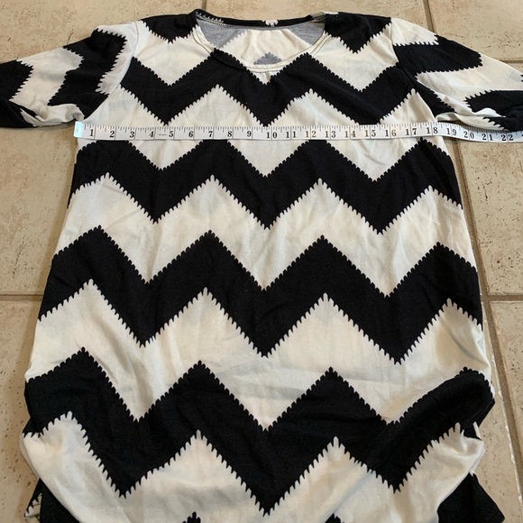 Black and White Chevron Striped Long-Sleeve Blouse with Ruched Sides M - Picture 4 of 4